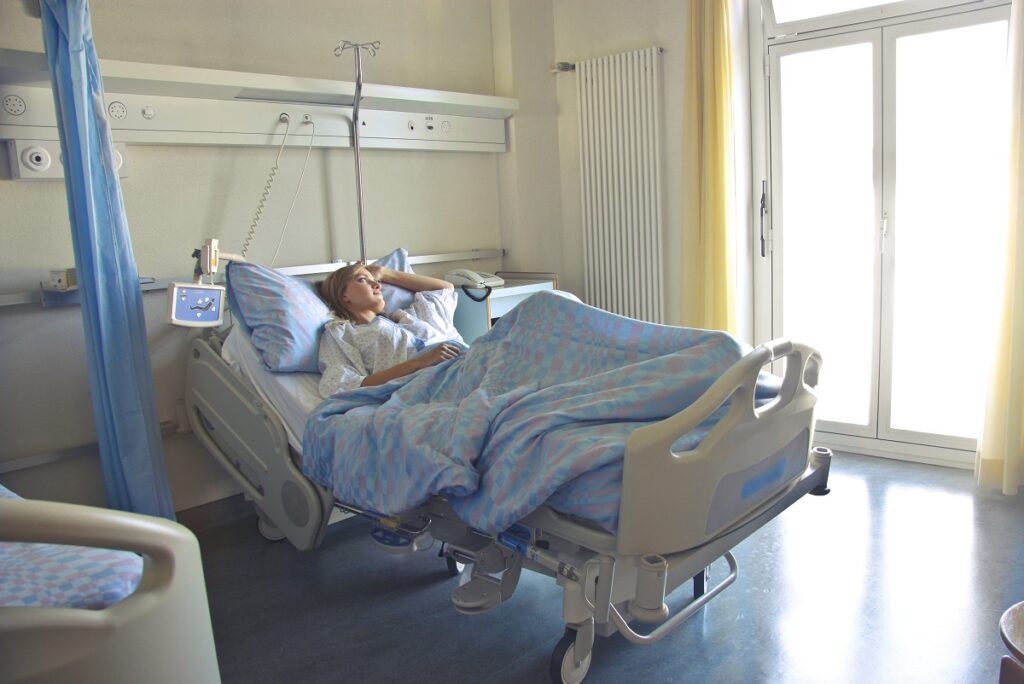 femme allongée sur un lit d'hopital