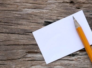 crayon de papier sur une feuille blanche