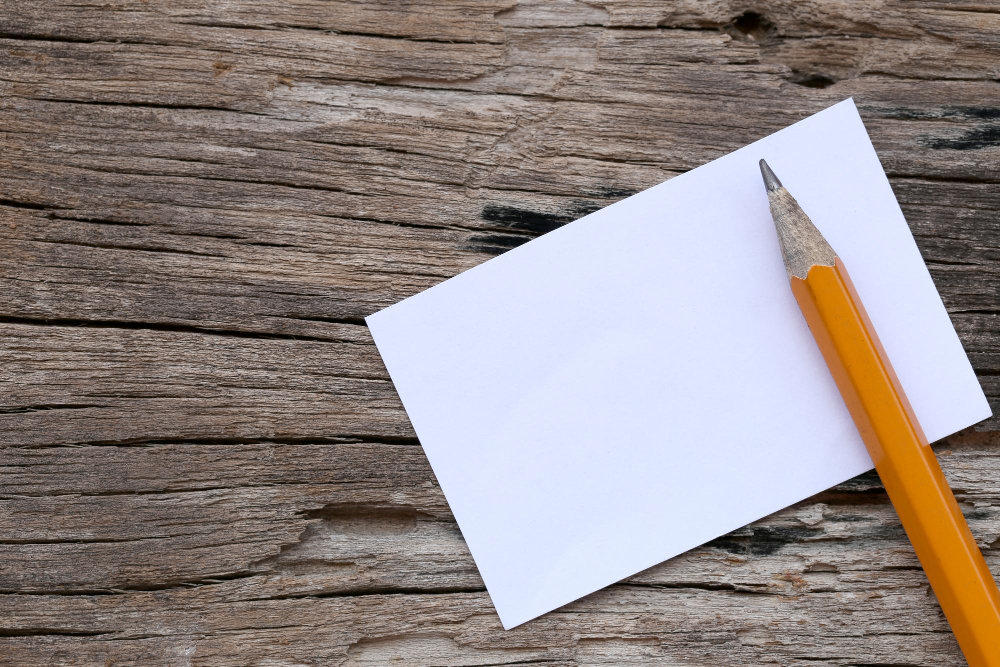 crayon de papier sur une feuille blanche