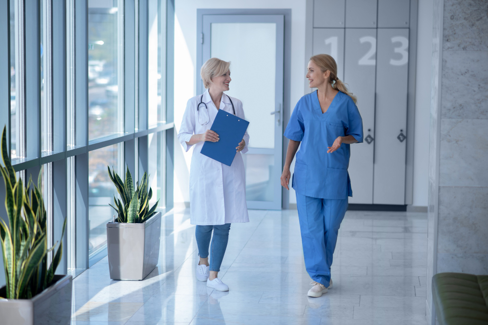 deux médecins qui marchent dans un hopital